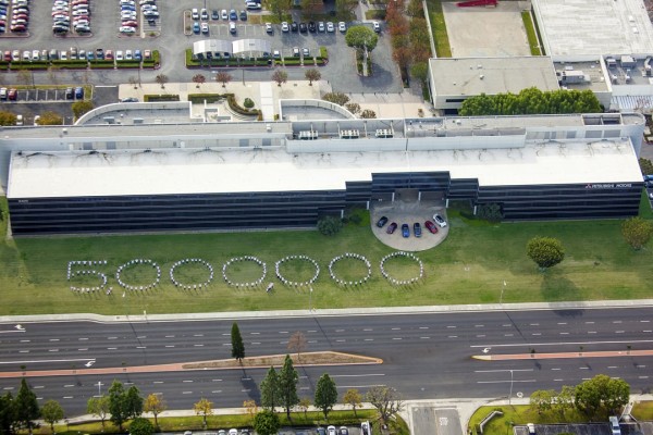 Mitsubishi employees at the Cypress, CA headquarters spell out 5,000,000 © Mitsubishi Motors Corporation