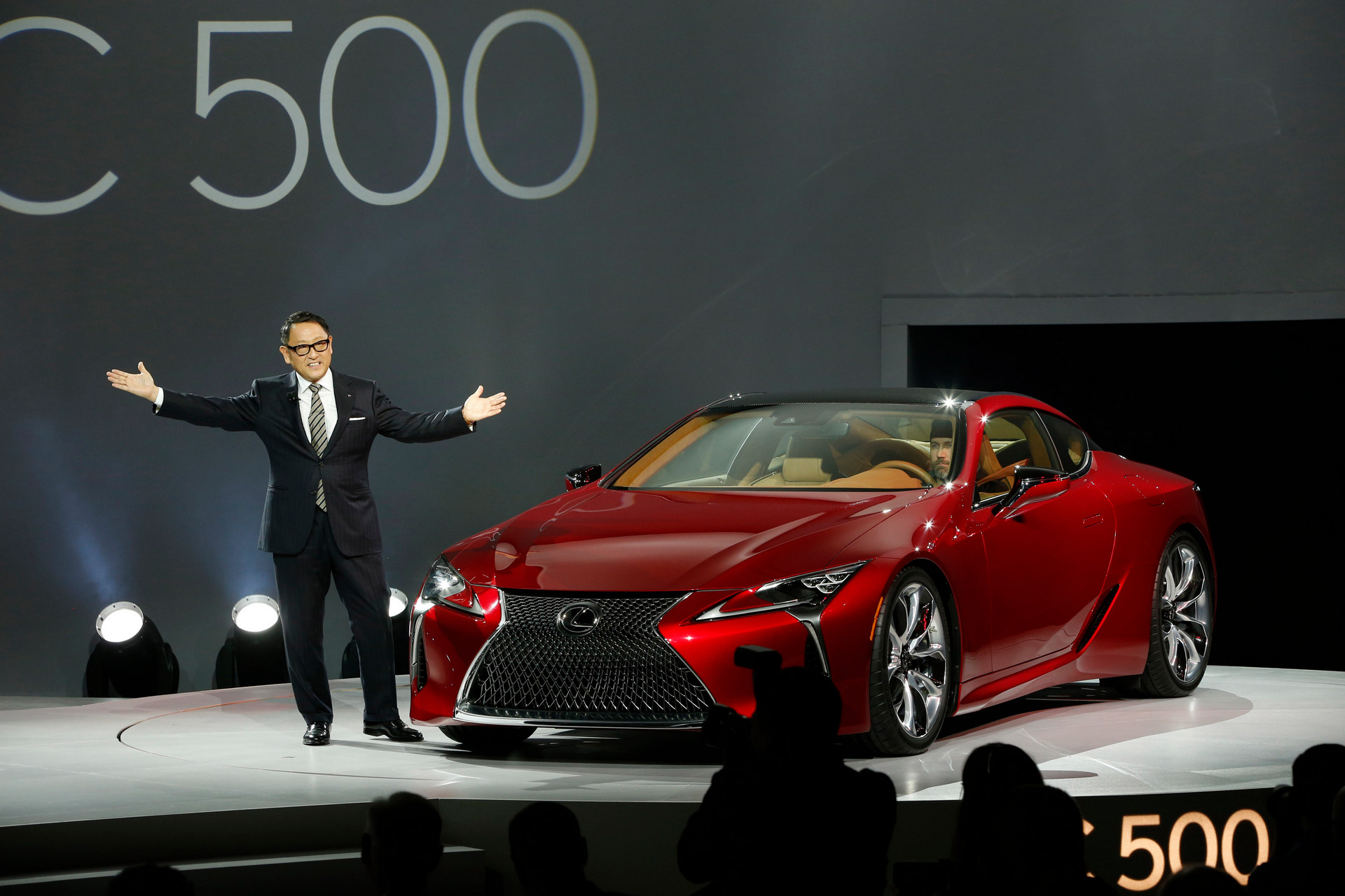 Toyota Motor Corporation President and Lexus Chief Branding Officer Akio Toyoda unveils the all-new Lexus LC 500 luxury sports car at the North American International Auto Show in Detroit © Toyota Motor Corporation