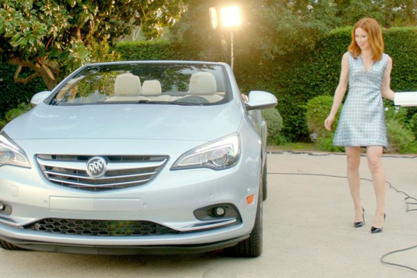 Ellie Kemper introduces herself to the Buick Cascada convertible in “Meet the Talent,” a new digital advertisement © General Motors
