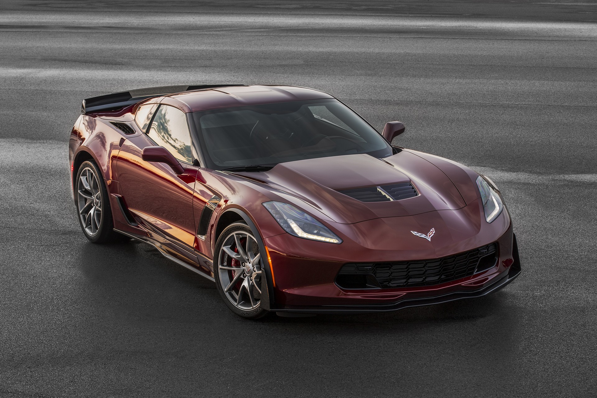 2016 Corvette Stingray and Z06 Spice Red Design Package © General Motors