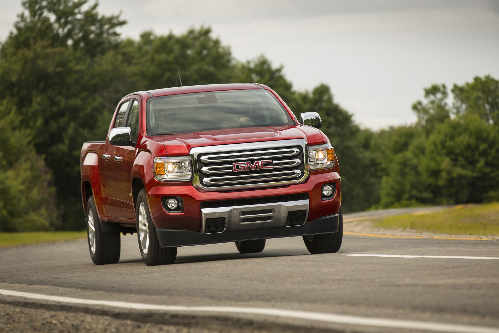 2016 GMC Canyon SLT Crew Cab with Chrome Accents © General Motors