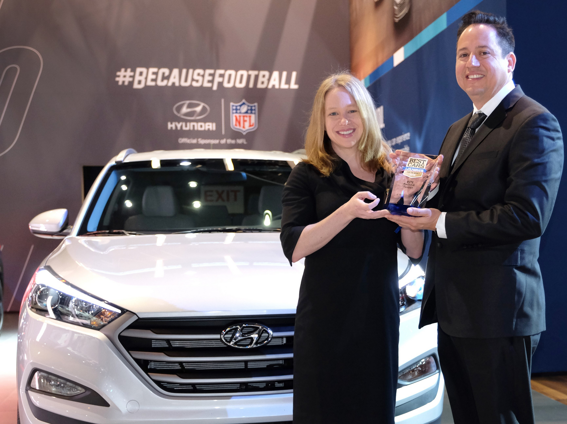 Jamie Page Deaton, managing editor of the U.S. News Best Car rankings, presents Brandon Ramirez, senior group manager, product planning, Hyundai Motor America, the trophy for the 2016 Hyundai Tucson as the Best Compact SUV for the Money by U.S. News & World Report at the 2016 Chicago Auto Show © Hyundai Motor Company