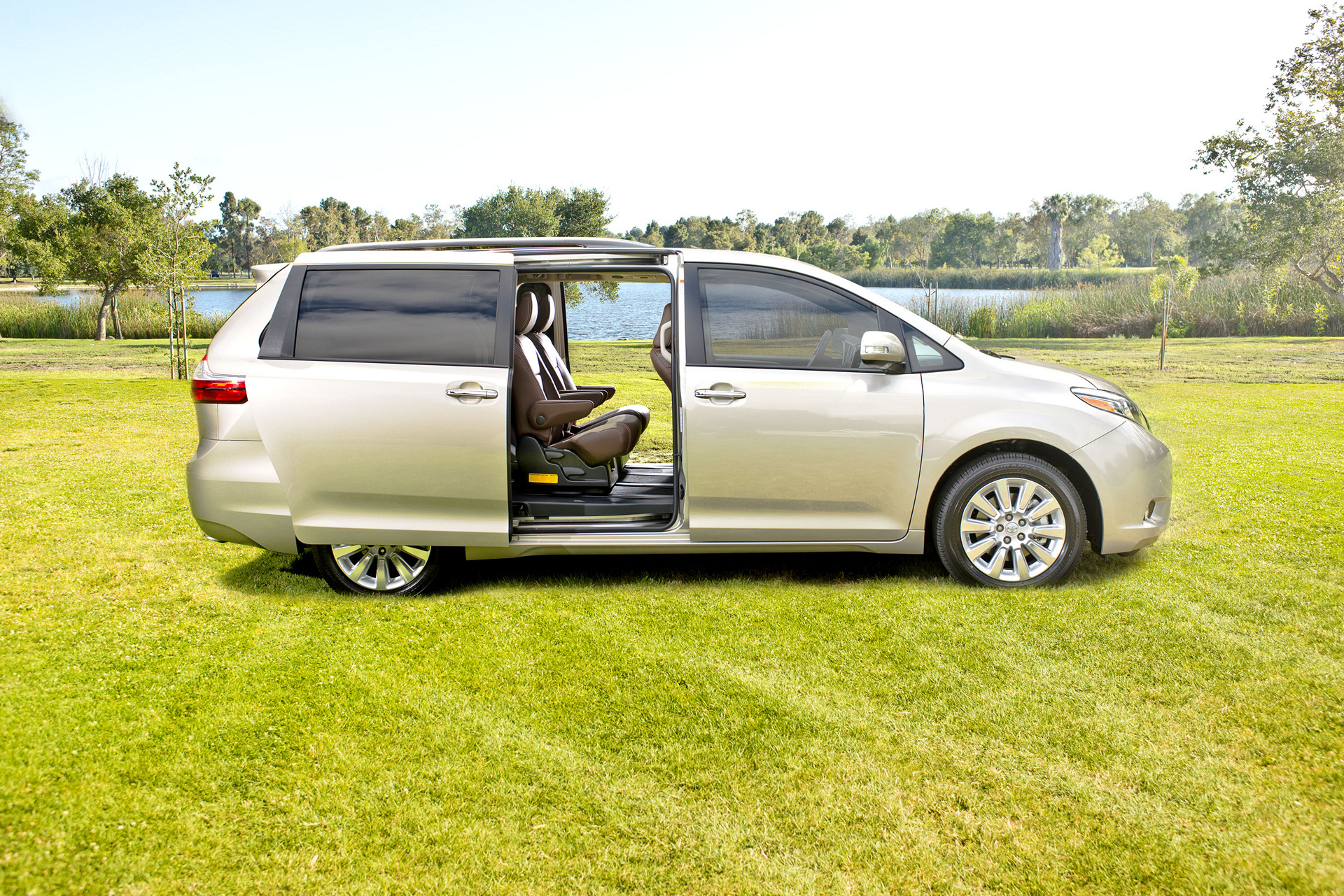 2016 Toyota Sienna © Toyota Motor Corporation