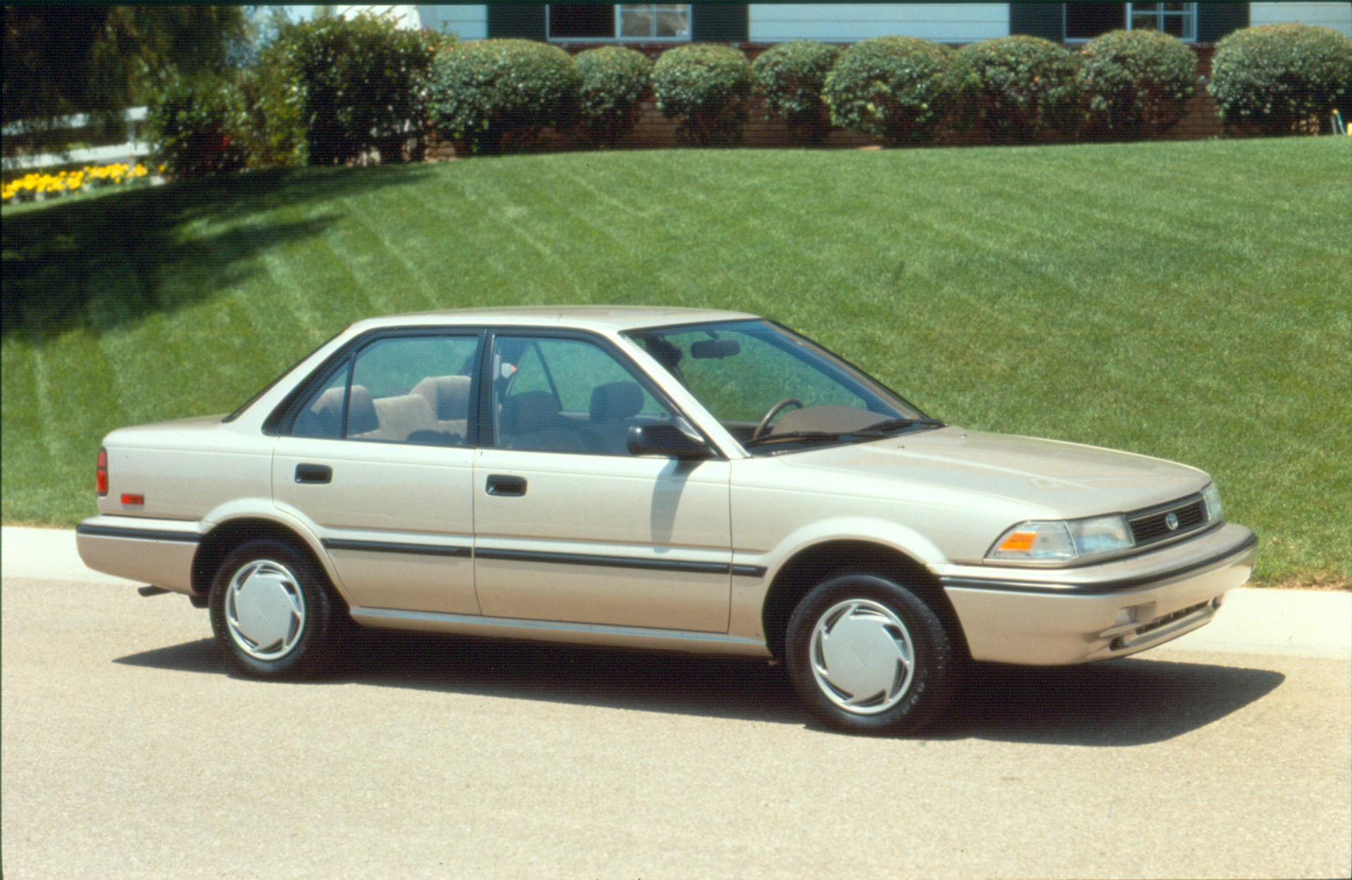 6th Generation (1988 - 1992) Toyota Corolla LE © Toyota Motor Corporation