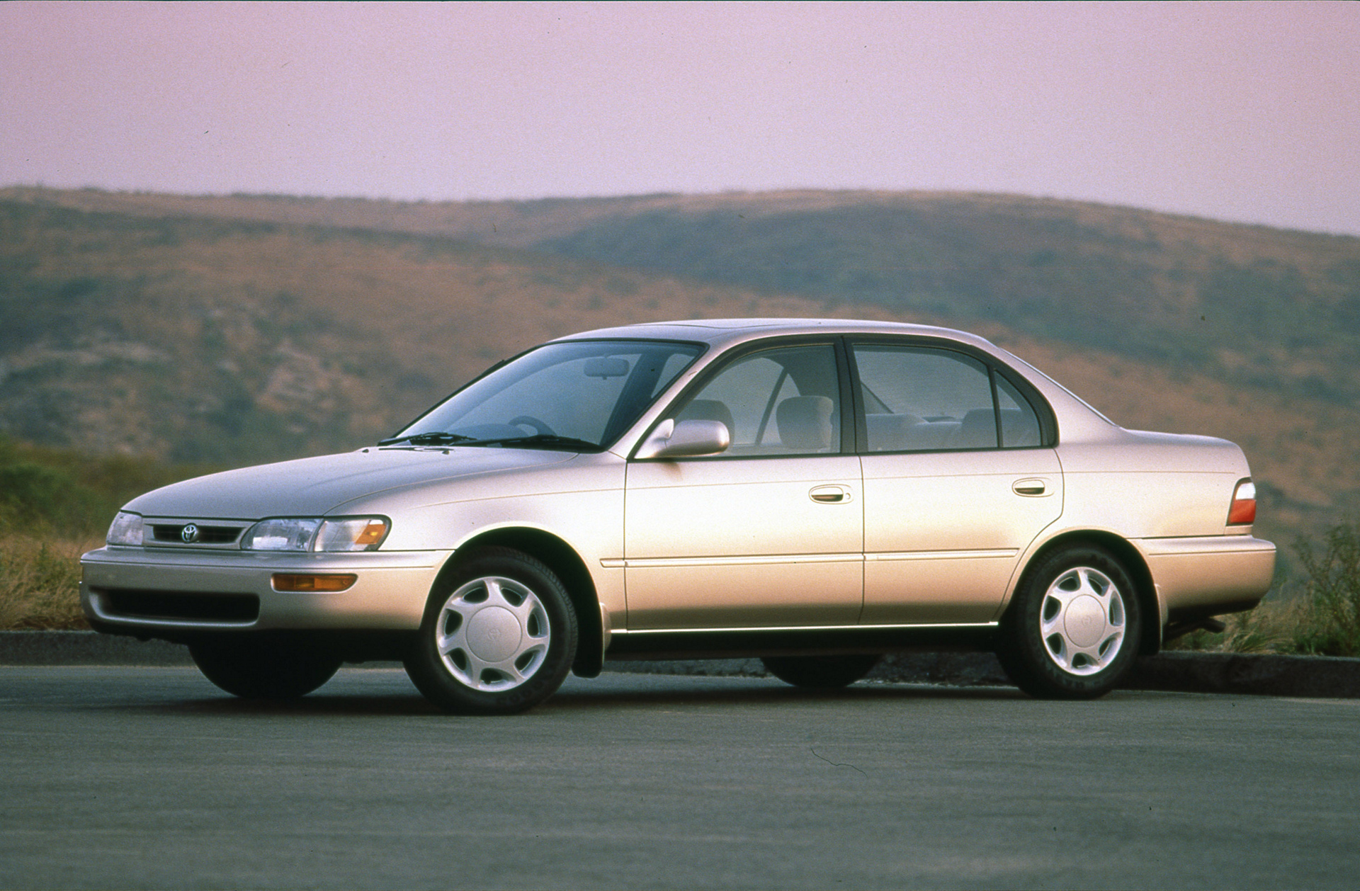 7th Generation (1993 - 1997) Toyota Corolla DX © Toyota Motor Corporation 