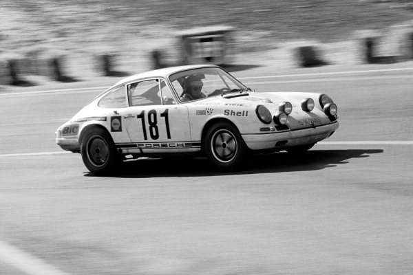 911 R 2,0 Coupé, Gerard Larrousse at the 'Tour de France, 1969 © Dr. Ing. h.c. F. Porsche AG