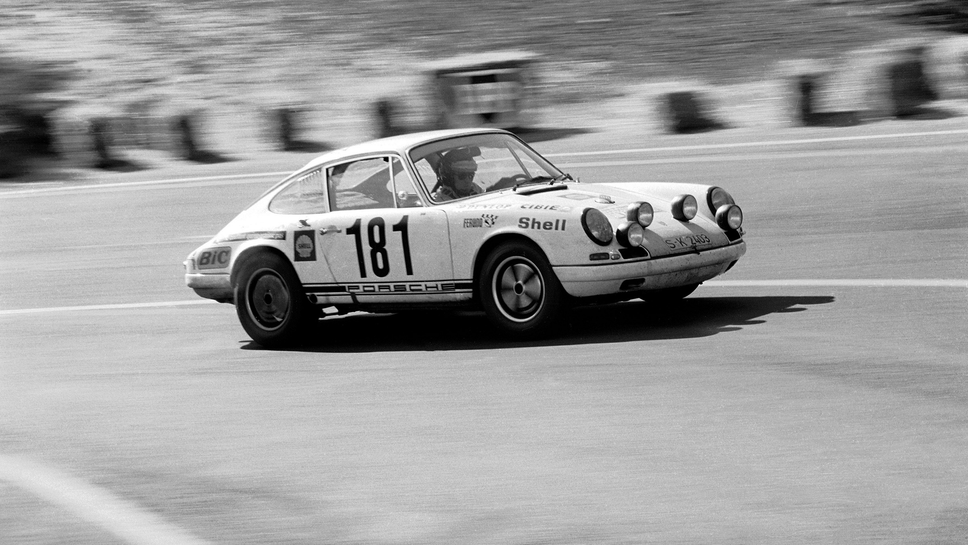 911 R 2,0 Coupé, Gerard Larrousse at the 'Tour de France, 1969 © Dr. Ing. h.c. F. Porsche AG