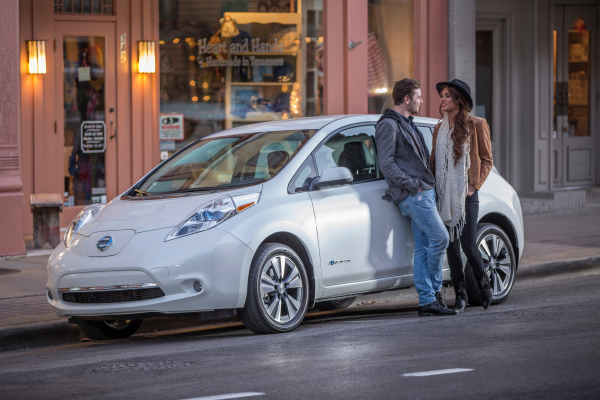 does the nissan leaf use gas