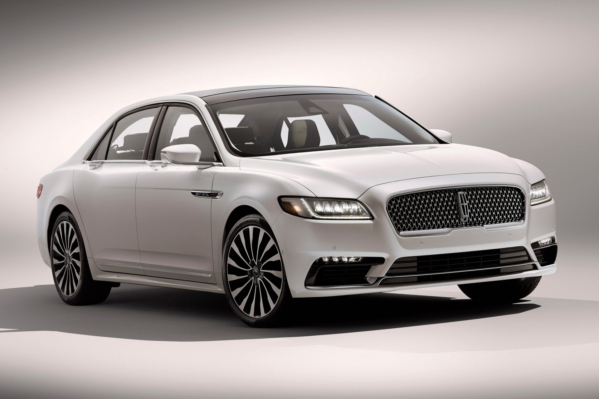 what replaced the lincoln town car