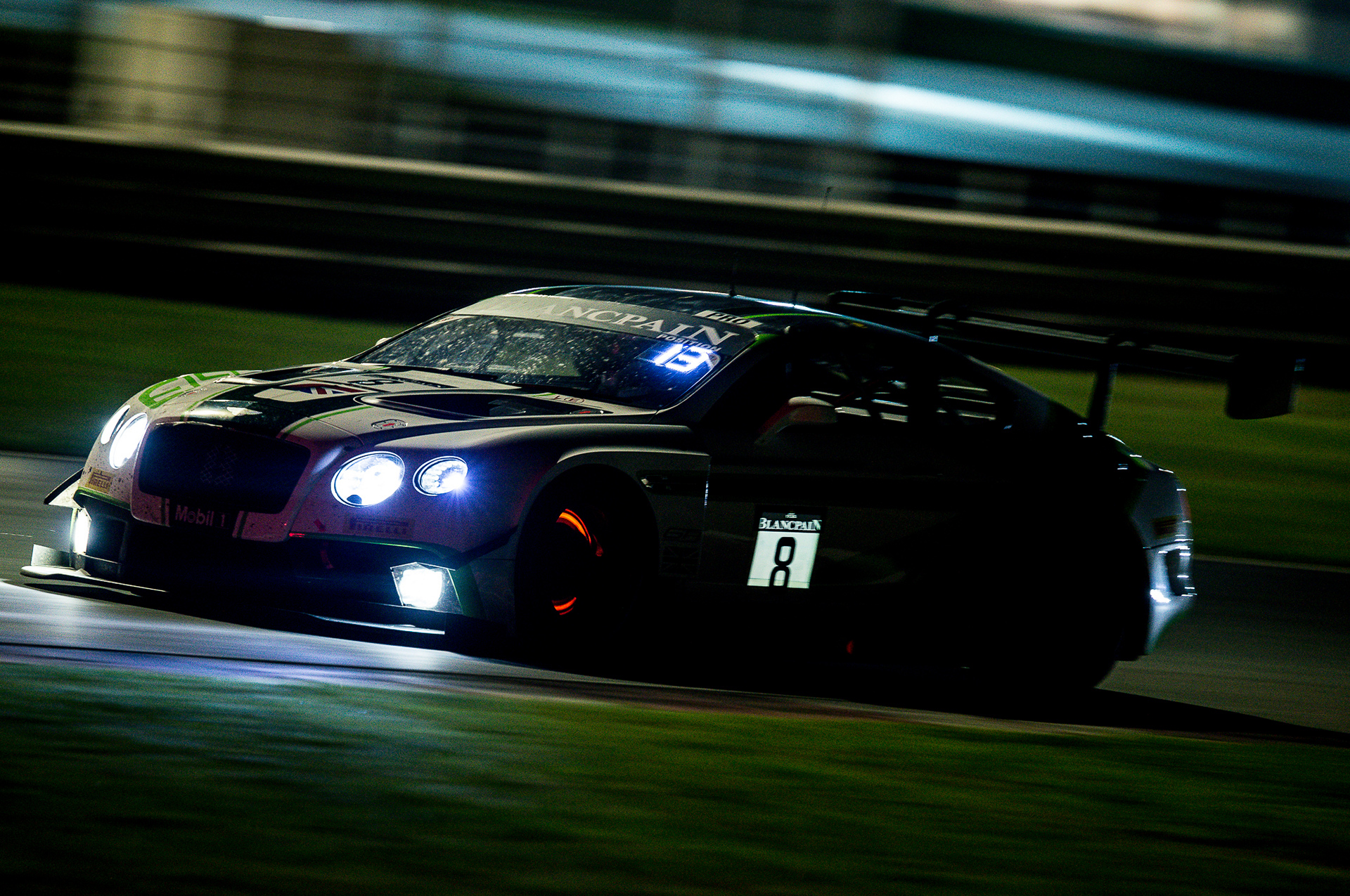 The no. 8 Continental GT3 in the night race © Volkswagen AG
