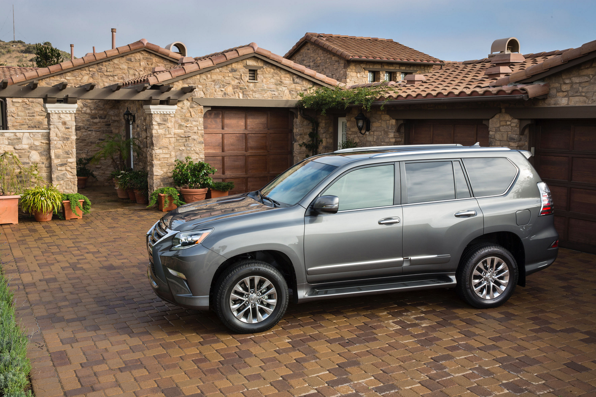 2016 Lexus GX 460 © Toyota Motor Corporation