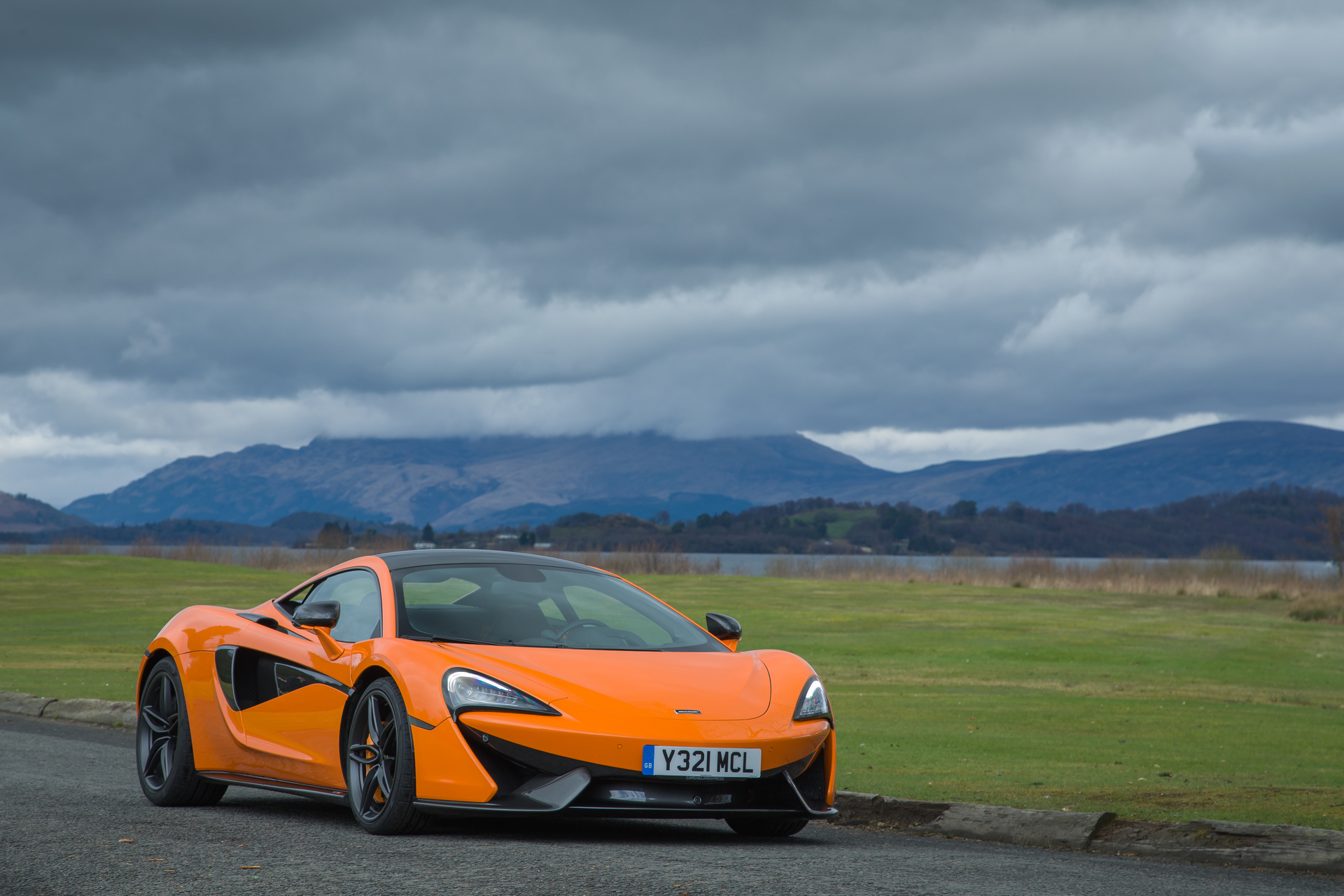 McLaren Glasgow named McLaren Global Retailer of the Year 2015 © McLaren Automotive