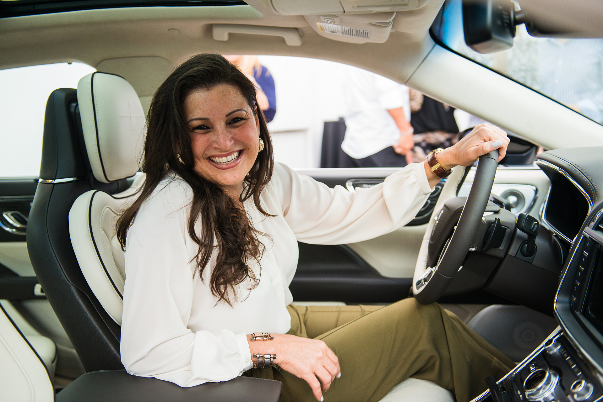 María A. Hernández (Community Networker) enjoys the Perfect Position Seat in the all-new 2017 Continental © Ford Motor Company