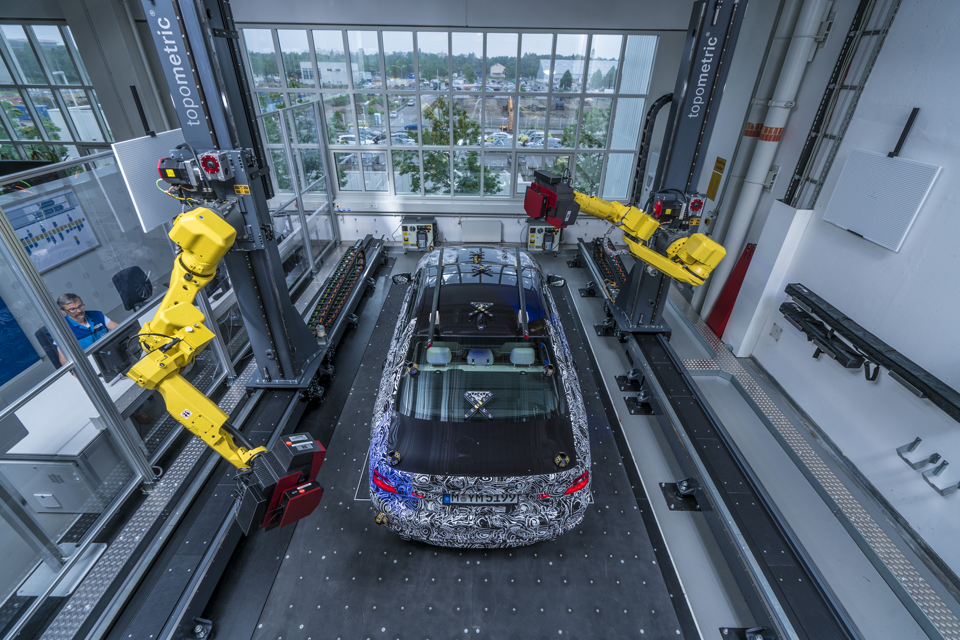 Fully-automated, optical measuring cell in BMW Group pilot plant in Munich © BMW AG