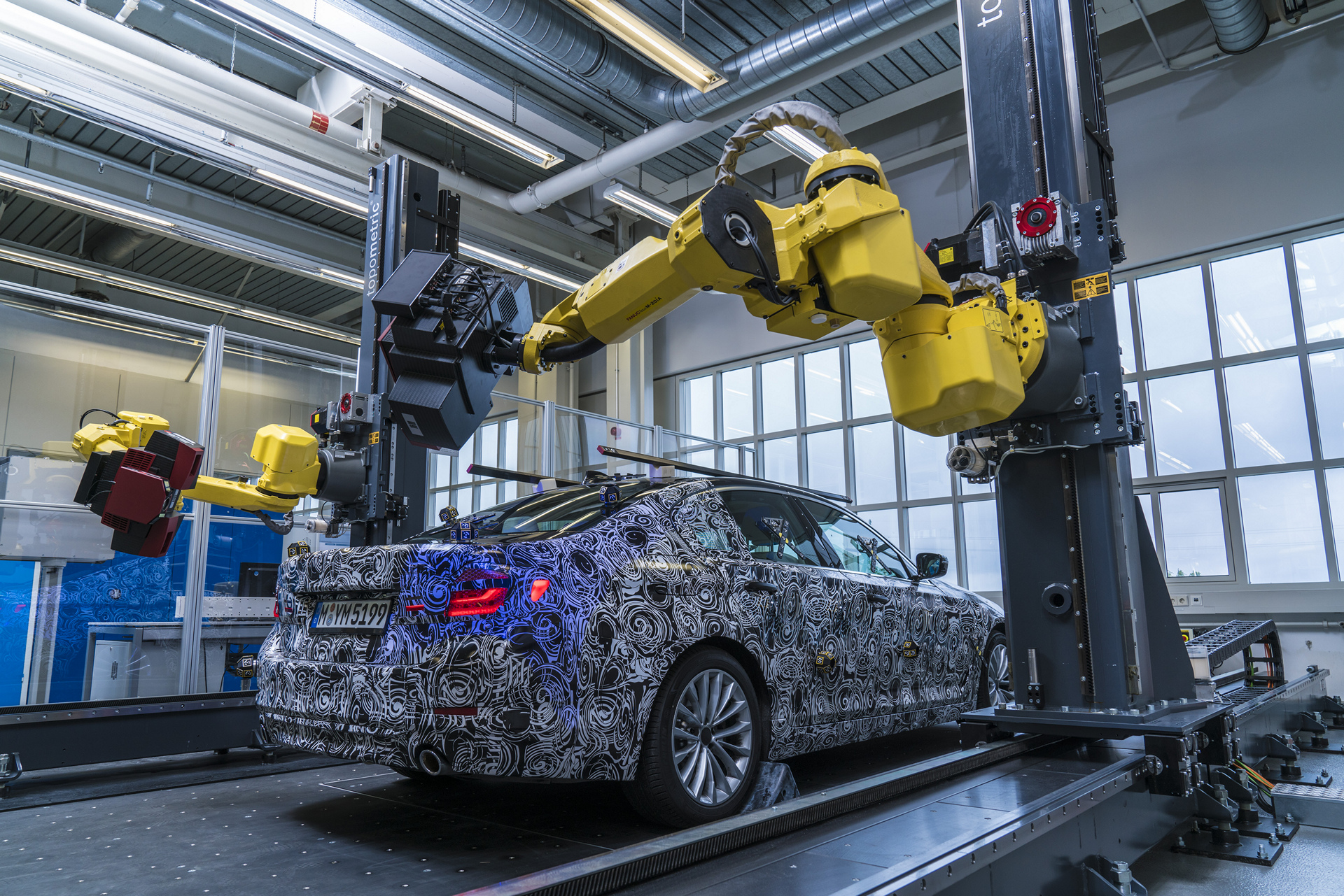 Fully-automated, optical measuring cell in BMW Group pilot plant in Munich © BMW AG