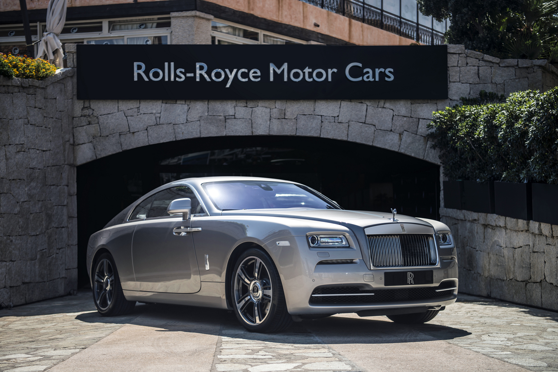 Rolls-Royce Unveils Emerald Embellished Dawn and Wraith Inspired by Porto Cervo © BMW AG